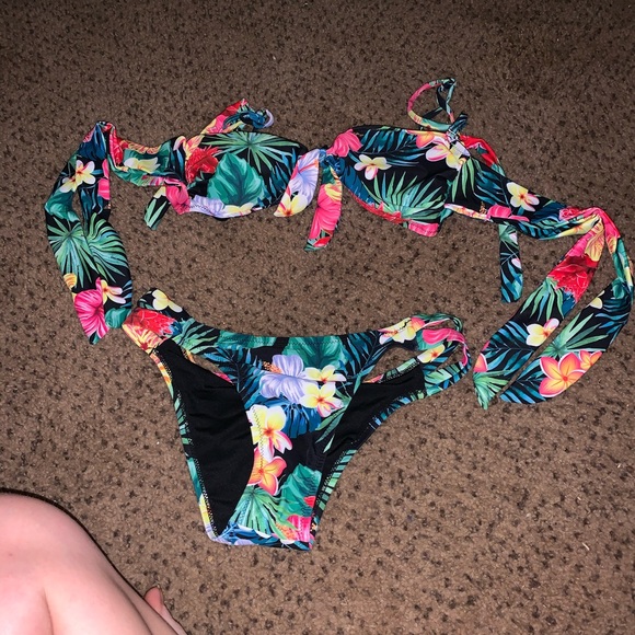 Bikini - Picture 2 of 6